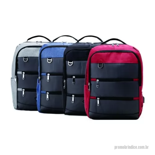 Mochila personalizada - Mochila de nylon 26 Litros com detalhes em couro sintético e quatro compartimentos, sendo o principal com bolso para notebook 15,6. Com divisórias internas para acessórios, a mochila possui bolso lateral, suporte externo USB e alça para engate em malas de viagem. Gravação em 1 cor já inclusa.