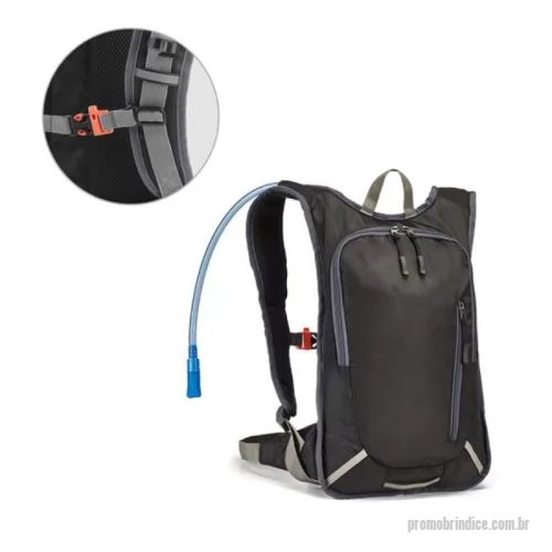 Mochila personalizada - Mochila desportiva em 420D com compartimento principal forrado e bolso frontal com zíper. Painel frontal com elementos refletores. A parte posterior da mala e as alças são almofadadas para garantir um maior conforto para as costas. Ainda na parte posterior contém alça com fecho, para garantir que a mala é ajustada ao tronco, facilitando o seu transporte em movimento e uso prolongado. A mochila inclui um reservatório de água com capacidade até 2 L e canudo. A mochila e o reservatório são fornecidos separadamente. 265 x 410 x 55 mm. Gravação em 1 cor já inclusa.
