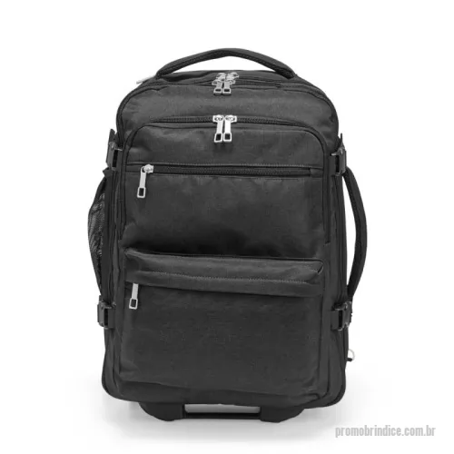 Mochila personalizada - Esta mochila é uma companhia ideal para viagens de todos os portes. Feita em poliéster impermeável resistente, ela conta com alça retrátil em metal e apoio e botão de acionamento em plástico, além dos freios de mesmo material, ela tem espaço de sobra para carregar tudo o que for preciso com seus 17 litros de capacidade. Por falar em espaço, a mochila traz muitas opções de bolsos para que nada fique de fora. São eles: 2 bolsos frontais amplos, 2 bolsos em tela, sendo um lateral e outro na parte interna, além de outro bolso superior para guardar a alça retrátil e usa-la como uma mochila convenciona nas costas. Também conta com duas alças que possibilitam o uso tal qual uma mala de mão, sendo uma alça superior próximo ao bolso da alça retrátil e outro na lateral, mais reforçado e próprio para carregar nas mãos em formato horizontal. Além disso, possui dois pares laterais de presilhas para manter compactação extra.