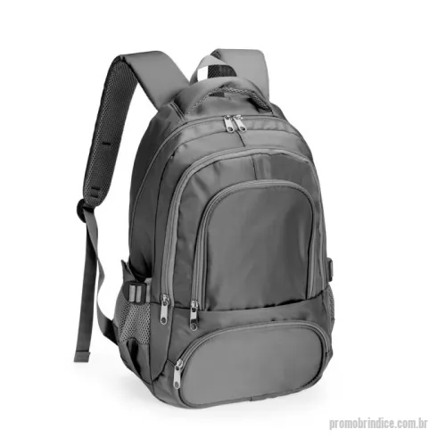 Mochila personalizada - Espaço, conforto e praticidade reunidos em uma só mochila de poliéster impermeável. Com sua capacidade de até 17 litros, seu compartimento interno traz um pequeno bolso com zíper e uma divisória acolchoada, ideal para guardar notebooks de até 15,6 polegadas. Além disso, a mochila conta com três bolsos externos em tamanhos diferentes e mais dois bolsos laterais em tela com regulagem. As alças de costas e de mão possuem revestimento espumado.