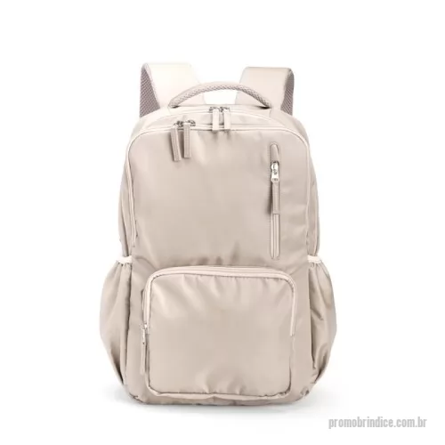 Mochila personalizada - Mochila de design ágil, feita em poliéster impermeável e pronta para encarar qualquer rotina. Com capacidade máxima de 18 litros, o compartimento interno traz uma divisória ideal para guardar notebooks de até 15,6 polegadas. Além disso, conta com três bolsos frontais em diferentes tamanhos e outros dois, posicionados nas laterais, com elástico. As alças e região das costas possuem revestimento em espuma respirável para maior conforto durante o uso.