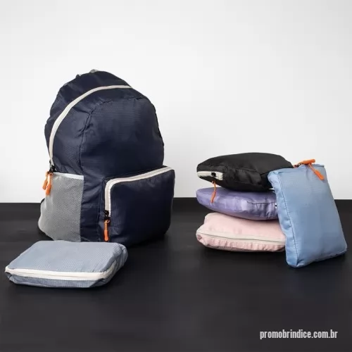 Mochila personalizada - Mochila dobrável, resistente a água de 23 litros. Feita em nylon, ela se transforma em um estojo compacto. Ao ser aberta, vira uma mochila espaçosa com dois compartimentos, sendo o principal para notebooks de até 14 polegadas, bolsos laterais em malha e um bolso frontal.  Altura : 40 cm Largura : 28 cm Profundidade : 21 cm Peso aproximado (g): 188
