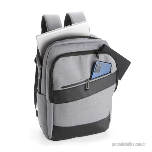 Mochila personalizada - Mochila Personalizada 01360B com sua logomarca. 20 anos ajudando a cotar Brindes Promocionais com várias empresas num único clique. Mochila USB – 16 Litros  Descrição: Mochila confeccionada em Oxford Jacquard impermeável, com detalhes em couro sintético e capacidade de até 15,6 litros. Possui compartimento principal com bolsos internos de tamanhos variados e divisória acolchoada para notebook de até 15,3 polegadas. Para maior funcionalidade no dia a dia, conta com entrada externa para cabos USB-A e USB-C, ideal para uso com power banks. Dispõe de dois compartimentos frontais com zíper, dois bolsos laterais abertos e estrutura reforçada com alça superior, duas alças de costas acolchoadas e painel traseiro acolchoado. Na parte traseira, possui ainda engate em nylon para acoplar em malas de viagem, trazendo praticidade em deslocamentos.  Especificações:  Material: Oxford Jacquard impermeável + couro sintético  Capacidade: 16 L (aprox. 15,6 L)  Entrada USB: USB-A e USB-C (externa)  Compartimentos:  Principal com bolsos internos  Divisória para notebook até 15,3”  2 compartimentos frontais com zíper  2 bolsos laterais aMochila USB – 16 Litros  Descrição: Mochila confeccionada em Oxford Jacquard impermeável, com detalhes em couro sintético e capacidade de até 15,6 litros. Possui compartimento principal com bolsos internos de tamanhos variados e divisória acolchoada para notebook de até 15,3 polegadas. Para maior funcionalidade no dia a dia, conta com entrada externa para cabos USB-A e USB-C, ideal para uso com power banks. Dispõe de dois compartimentos frontais com zíper, dois bolsos laterais abertos e estrutura reforçada com alça superior, duas alças de costas acolchoadas e painel traseiro acolchoado. Na parte traseira, possui ainda engate em nylon para acoplar em malas de viagem, trazendo praticidade em deslocamentos.  Especificações:  Material: Oxford Jacquard impermeável + couro sintético  Capacidade: 16 L (aprox. 15,6 L)  Entrada USB: USB-A e USB-C (externa)  Compartimentos:  Principal com bolsos internos  Divisória para notebook até 15,3”  2 compartimentos frontais com zíper  2 bolsos laterais aMochila Personalizada, 178429, B Brindes Promocionais. Clique e Cote no Portal PromoBríndice!