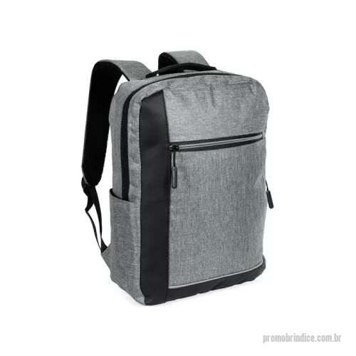 Mochila personalizada - Mochila confeccionada em poliéster 300D resistente à água, com detalhes em couro sintético, fechamento em zíper e capacidade para até 15 litros. Possui compartimento principal com bolsos em diferentes tamanhos e divisória para notebooks de até 15.6 polegadas. Dispõe ainda de compartimento frontal com fechamento em zíper e faixa reflexiva, além de bolso lateral aberto e adaptador USB externo.