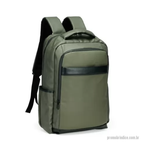 Mochila personalizada - Mochila confeccionada em couro sintético impermeável, com fechamento em zíper e capacidade de até 26 litros. Conta com divisória interna para notebooks de até 15,6 polegadas e entrada para cabo USB. Possui cinco compartimentos externos, sendo um bolso frontal, outro com divisórias internas, dois bolsos laterais abertos e bolso antifurto traseiro. Dispõe ainda de alça de mão, duas alças para as costas com engate para malas de viagem e costas acolchoadas em tecido respirável. Acompanha placa metálica para personalização.