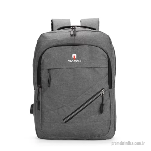 Mochila personalizada - Mochila em tecido Oxford resistente à água com capacidade máxima de 18 litros. Possui compartimento principal com quatro bolsos pequenos e divisória acolchoada para notebook de até 15,6 polegadas. Apresenta um compartimento frontal e dois bolsos em tamanhos diferentes, um deles com faixa refletiva na área do zíper, além de um bolso e um adaptador USB posicionados em laterais opostas. Dispõe de alça superior de mão e duas alças de ombro, estas com revestimento em tecido respirável. Obs.: A posição do adaptador USB pode variar conforme o lote do produto.