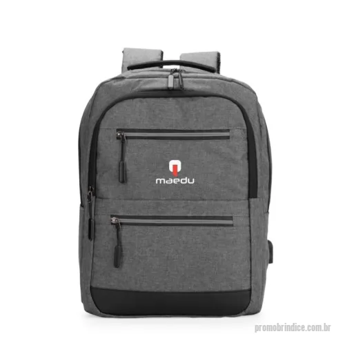 Mochila personalizada - Mochila em tecido Oxford impermeável com detalhes em couro sintético e capacidade máxima de 18 litros. Possui quatro bolsos pequenos e divisória acolchoada para notebook de até 15,6 polegadas no compartimento principal. Apresenta compartimento frontal e dois bolsos em tamanhos diferentes com faixas refletivas na região dos zíperes, além de um bolso e um adaptador USB posicionados em laterais opostas. dispõe de alça superior de mão e duas alças de ombro, estas com revestimento em tecido respirável. Obs.: A posição do adaptador USB pode variar conforme o lote do produto.
