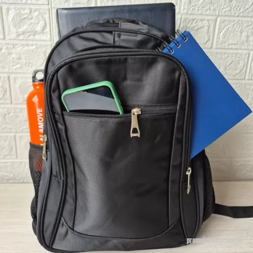 Mochila personalizada - Mochila de nylon 30 litros com Cinco compartimentos, sendo o principal com bolso para notebook 15,6. A mochila possui bolsos laterais em malha dupla, duas alças de mãos e área costada com revestimento espumado, Bolso na costa e Alça para encaixe na mala Altura :  46 cm Largura :  32 cm Profundidade :  23,5 cm