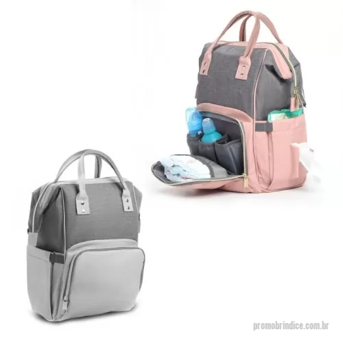 Mochila personalizada - 	Mochila funcional em poliéster. Parte externa: Compartimento com divisórias internas, alça para encaixe para carrinho de bebê, 2 bolsos laterais, bolso frontal com divisórias internas com zíper, alça de mão, compartimento com zíper nas costas da mochila. Parte interna: Compartimento com seis divisórias, sem compartimento para notebook.