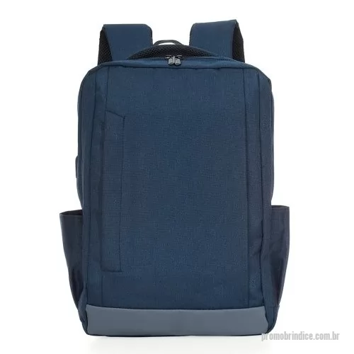 Mochila personalizada - Mochila de nylon 21 litros com dois compartimentos, sendo o principal com bolso para notebook 15,6. Com divisórias internas para acessórios, a mochila possui bolsos laterais, suporte externo usb, duas alças de mãos e alça para engate em malas de viagem.  Altura: 40 cm Largura: 30 cm Medidas aproximadas para gravação: (CxL): 24 cm x 16 cm