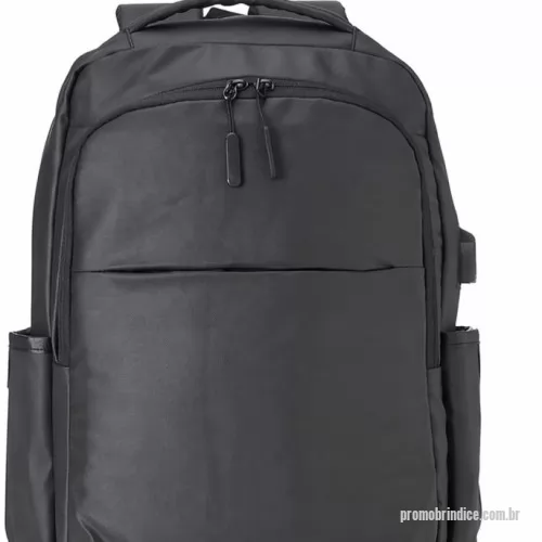 Mochila personalizada - Mochila em couro sintético 20 litros resistente à água com quatro compartimentos, sendo o principal com bolso para notebook até 14 polegadas e um exclusivo com proteção contra furto. Com divisórias internas para acessórios, a mochila possui bolsos laterais, suporte externo USB, duas alças de mãos, alça para encaixe em malas de viagem e área costada com revestimento espumado. Altura: 45 cm x Largura: 34 cm x Profundidade: 12 cm 