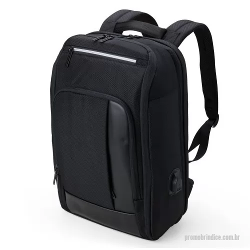 Mochila personalizada - Mochila confeccionada em Nylon 22 litros com detalhes em couro sintético. Contém 5 compartimentos, sendo um bolso com faixa refletiva, divisórias internas para acessórios, bolso para tablet e notebook 15.6, bolso antifurto nas costas, bolso externo na lateral com elástico, suporte externo USB, alça para encaixe em malas de viagem, alças da mochila possuem bolsos integrados para suporte de óculos e cartões.  Altura: 42 cm Largura: 23,5 cm Medidas aproximadas para gravação: (CxL): 5 cm x 18 cm