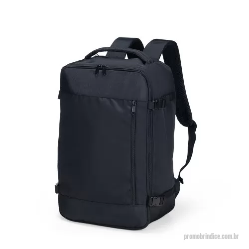 Mochila personalizada - Mochila com capacidade máxima de 25 litros confeccionada em nylon 900D com revestimento impermeável. Possui três compartimentos em tamanhos diferentes, incluindo compartimento principal com fechamento em zíper frontal, cinta compressora de engate plástico e bolso interno em tela de malha. Conta ainda com dois pares de engates compressores laterais e um bolso telado com elástico de grande porte, além de engate traseiro para alças de malas, alças para mão, ombros e área das costas revestidas em tecido acolchoado respirável.  Altura: 43 cm Largura: 28 cm Medidas aproximadas para gravação: (CxL): 28 cm x 22 cm