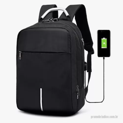 Mochila personalizada - Mochila para notebook em tecido poliéster. Parte externa: Fechamento por cadeado com senha; Alça de mão em metal; Alça de ombro acolchoada; 2 bolsos frontais; 2 bolsos laterais; Mini bolso na alça de ombro; Conector USB na lateral; Saída para fones de ouvido na lateral. Parte interna: Compartimento para notebook de 30x27cm, Tamanho total do Notebook - 15,6