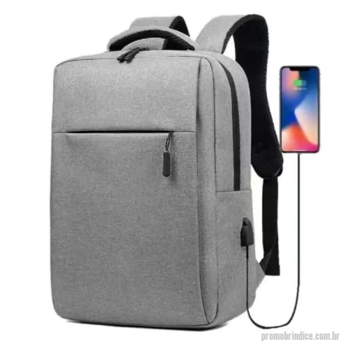Mochila personalizada - Mochila p/ Notebook em tecido poliéster. Parte externa: 2 Bolsos frontais com ziper; 1 Bolso lateral; Alça de mão e ombro acolchoadas, engate para mala de viagem Conector USB externo na lateral. Parte interna: Compartimento acolchoado p/ notebook de 39x27cm; Tamanho total do Notebook - 15,6¨ 2 Porta Objetos; 2 Porta Canetas.