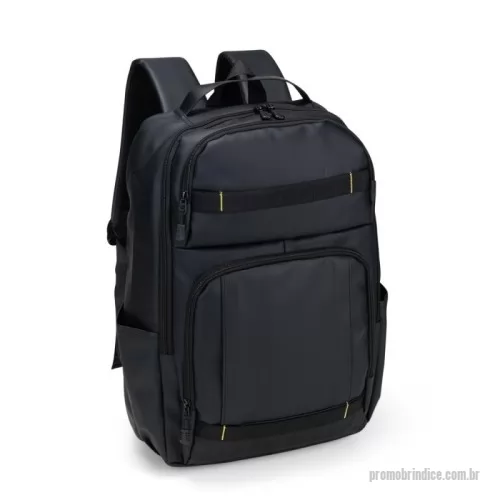 Mochila personalizada - Mochila com capacidade máxima de 23 litros. Confeccionada em poliéster 900D com acabamento impermeável de couro sintético, possui estrutura interna acolchoada. Apresenta três compartimentos em tamanhos diferentes, incluindo um com divisória interna para notebooks de até 17,3 polegadas e tira elástica com velcro para fixação. Conta com duas faixas frontais para encaixar bolsos modulares ou pendurar objetos variados. Dispõe de duas alças de mão, além de engate para malas e revestimento em tecido acolchoado respirável na região das costas e nas alças de ombro.