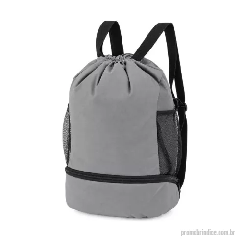 Mochila personalizada - Mochila saco confeccionada em poliéster 600D resistente à água. Possui compartimento externo com fechamento em zíper, dois bolsos laterais em malha com elástico e alças ajustáveis.