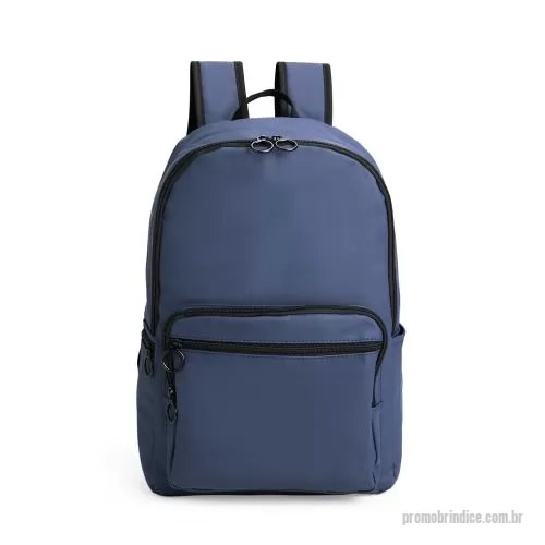 Mochila personalizada - Mochila confeccionada em filme sintético tipo couro impermeável com fechamento em zíper e capacidade de até 23 litros. Apresenta compartimento interno com divisória para notebooks de até 15,3 polegadas. Possui três compartimentos externos em tamanhos