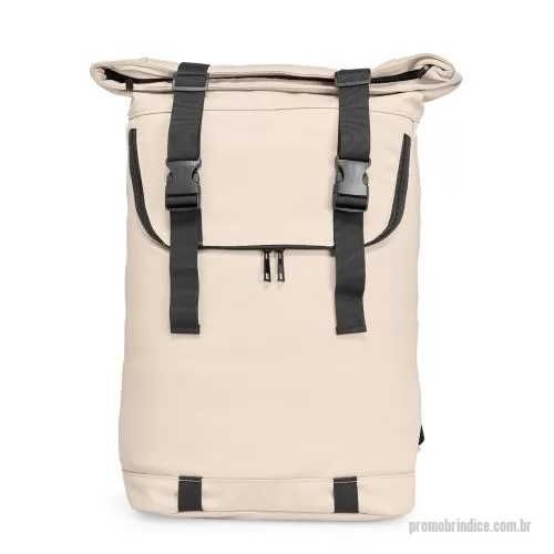 Mochila personalizada - Mochila de couro sintético de 34 litros resistente à água. Possui dois compartimentos, sendo o principal com bolso para notebook de 14 polegadas. Possui engate para mala de viagem, fechamento por zíper e cinto com velcro.