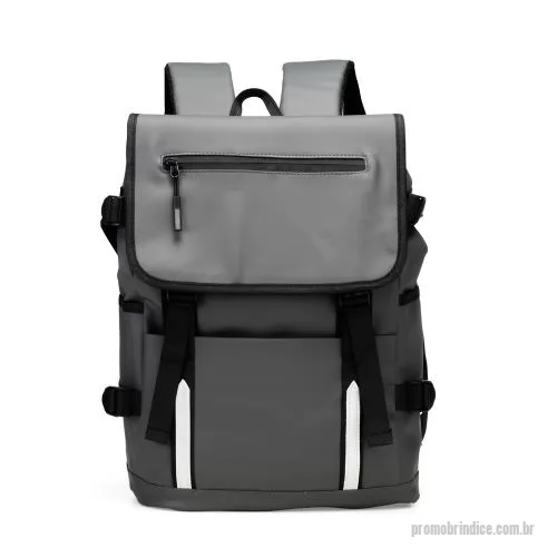 Mochila personalizada - Mochila confeccionada em couro sintético com capacidade máxima de 18 litros. Possui abertura com zíper, tiras frontais em velcro e engate rápido.  Apresenta divisória interna para notebook de até 15,3 polegadas, além de dois bolsos laterais e dois fr