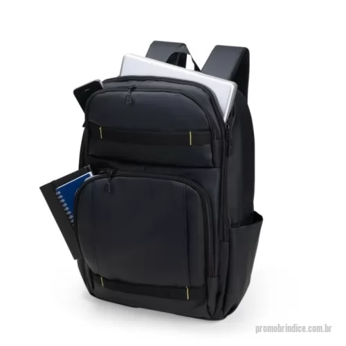 Mochila personalizada -  Mochila com capacidade máxima de 23 litros. Confeccionada em couro sintético com acabamento impermeável e poliéster 900D, possui estrutura interna acolchoada. Apresenta três compartimentos em tamanhos diferentes, incluindo um com divisória interna para notebooks de até 17,3 polegadas e tira elástica com velcro para fixação. Conta com duas faixas frontais para encaixar bolsos modulares ou pendurar objetos variados. Dispõe de duas alças de mão, além de engate para malas e revestimento em tecido acolchoado respirável na região das costas e nas alças de ombro.