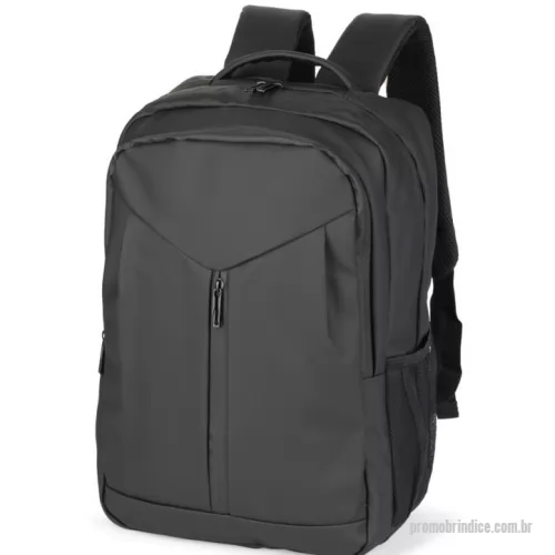 Mochila personalizada - Mochila com capacidade máxima de 24 litros. Confeccionada em poliuretano (PU) impermeável, contém estrutura interna em espuma acolchoada. Possui três compartimentos em tamanhos diferentes, incluindo um com divisória interna para notebooks de até 15,6 polegadas e tira elástica com velcro para fixação, além de dois bolsos laterais em tela de malha com elástico. Dispõe de alça de mão, engate para malas e revestimento acolchoado em tecido mesh na região das costas e nas alças de ombro.