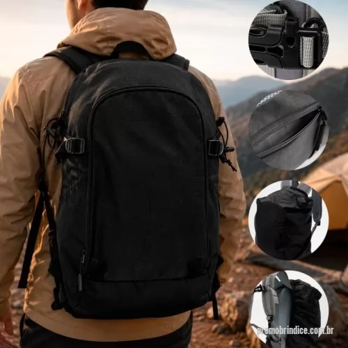 Mochila personalizada - Mochila com capacidade máxima de 17 litros confeccionada em Oxford 600D resistente à água com revestimento de poliuretano (PU). Possui compartimento principal com divisória para notebook de até 15,6 polegadas, compartimento frontal com zíper e bolsos internos de tamanhos diferentes, além de compartimento inferior em Oxford 1200D com velcro para guardar a capa impermeável confeccionada em poliéster. Conta com quatro passantes frontais, sendo dois com cordões ajustáveis, duas cintas compressoras, bolsos laterais com elástico e alças para os ombros com fitas peitorais ajustáveis, uma delas com apito funcional e outra com bolso compacto. As alças de ombro possuem faixas refletivas, e a parte posterior apresenta revestimento em tecido respirável.