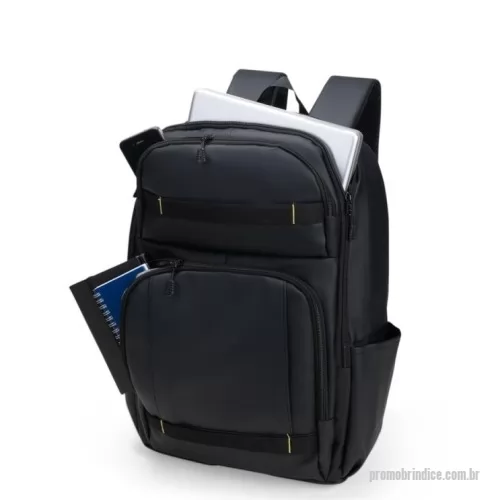 Mochila personalizada - Mochila com capacidade máxima de 23 litros. Confeccionada em poliuretano (PU) impermeável, contém estrutura interna em espuma acolchoada. Possui três compartimentos em tamanhos diferentes, incluindo um com divisória interna para notebooks de até 15,6 polegadas e tira elástica com velcro para fixação, além de dois bolsos laterais em tela de malha com elástico. Dispõe de alça de mão, engate para malas e revestimento acolchoado em tecido mesh na região das costas e nas alças de ombro.