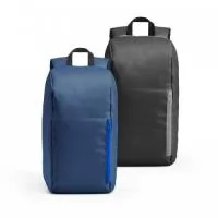 Mochila em 600D. Possui bolso exterior frontal com zíper, parte posterior almofadada com sistema de apoio acolchoado para as costas e alças almofadadas. Medidas: 400 x 245 x 115 mm.