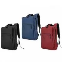 ochila confeccionada em nylon com compartimento para notebook até 15,6 polegadas. Contém compartimento grande com divisórias para documentos, eletrônicos e caneta, compartimento mediano com abertura vertical, compartimento frontal, bolso lateral e adaptador USB externo com cabo acoplado, permitindo a conexão de um carregador portátil de dentro da mochila e transferência da carga para o lado externo, ocultando o carregador e viabilizando a utilização do celular durante o processo.