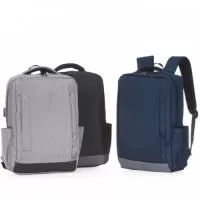 Mochila de nylon com compartimento principal com bolso para notebook 15.6 polegadas, possui divisórias para documentos e caneta, compartimento frontal com abertura vertical, bolsos laterais com revestimento interno emborrachado e dispositivo com entrada USB na parte externa, seu cabo USB acoplado internamente permite a conexão de um carregador portátil na área interna e a conexão de um eletrônico na área externa, viabilizando a carga e utilização do eletrônico enquanto caminha. Contém zíperes preto, faixa emborracha na área inferior frontal, alça horizontal para encaixe em malas de viagem, alças para costas ajustáveis com revestimento anti-transpirante e duas alças de mãos em nylon, sendo uma
