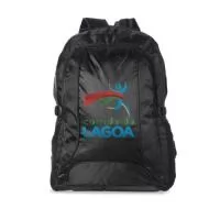 Mochila de nylon 42 litros com dois compartimentos e bolsos laterais em malha. Possui fivelas laterais para regulagem de tamanho e duas alças de mãos, sendo uma delas reforçada com pegador plástico. Altura :  50 cm  Largura :  37 cm  Profundidade :  23 cm  Medidas aproximadas para gravação (CxL):  31 cm x 15 cm  Peso aproximado (g):  523
