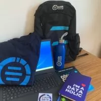 Somos fabricantes de mochilas personalizadas e kits boas vindas com a sua marca.