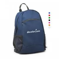 Mochila em Poliéster. Possui um bolso frontal e dois bolsos laterais em tela (ideal para carregar squeezes) e alça de mão. Suas alças ajustáveis são confortáveis. Gravação personalizada em Silk Screen. Ideal para brindes promocionais e ações de marketing.