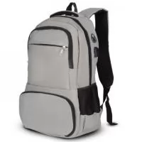 Mochila p/ notebook em tecido PET RECICLÁVEL com compartimento térmico.  Parte externa: Dois bolsos laterais. Bolso central. Bolso traseiro. Alça de mão e engate para mala de viagem  Parte interna: Compartimento acolchoado p/ Notebook Compartimento térmico ideal para transportar alimentos