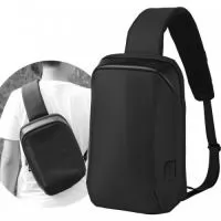 Mochila transversal com bolso interno para guardar seus itens essenciais, feito de tecido de poliéster, alça de ombro esquerdo/ombro direito reversível. Compartimento interno acolchoado para tablet, porta USB na parte inferior frontal.