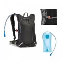 Mochila desportiva em 420D com compartimento principal forrado e bolso frontal com zíper. Painel frontal com elementos refletores. A parte posterior da mala e as alças são almofadadas para garantir um maior conforto para as costas. Ainda na parte posterior contém alça com fecho, para garantir que a mala é ajustada ao tronco, facilitando o seu transporte em movimento e uso prolongado. A mochila inclui um reservatório de água com capacidade até 2 L e canudo. A mochila e o reservatório são fornecidos separadamente. 265 x 410 x 55 mm