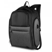 Mochila Premium para notebook em tecido poliéster.  Parte Externa: Alça de mão  Bolso frontal, dois bolsos laterais. Saída para fone de ouvido e USB. Engate para peitoral, ideal para corridas ou caminhadas com a mochila.  Parte Interna: Compartimento acolchoado p/ notebook. Divisórias internas  Tamanho total do Notebook - 15.6"