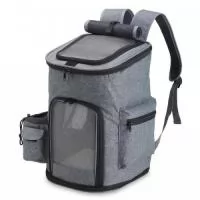 Mochila para transporte de pets, confeccionada em tecido Oxford, apresenta um compartimento lateral e bolsos adicionais. Seu tapete dupla face, com uma camada aveludada, foi projetada para garantir o máximo conforto ao pet. Equipada com telas respiráveis em nylon, esta mochila possui duas aberturas superiores: uma completa e outra parcial, com cobertura ajustável. Além disso, conta com uma abertura frontal parcial e um fundo com abertura completa, proporcionando uma experiência de transporte arejada e prática para entrada e saída do pet. A mochila dispõe de alça de mão e alças para as costas revestidas com material respirável.