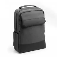 Mochila p/ Notebook em tecido poliéster.  Parte externa: Bolso frontal com ziper. Bolso pequeno na lateral direita. Conector USB. Alça de mão. Alça de ombro acolchoada. Engate para mala de viagem.  Parte interna: Compartimento acolchoado p/ notebook até 15.6"