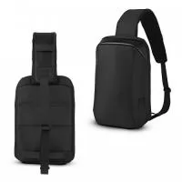 Mochila transversal com bolso interno para guardar seus itens essenciais, feito de tecido de poliéster, alça de ombro esquerdo/ombro direito reversível. Compartimento interno acolchoado para tablet, porta USB na parte inferior frontal.