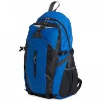 Mochila esportiva de 28 litros em nylon resistente à água com quatro compartimentos, sendo o principal com bolso para notebook 15’6 polegadas. Contém bolsos laterais em malha, alças e área costada com revestimento espumado e alças de compressão.