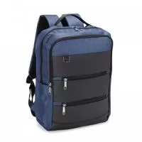 Mochila de nylon 26 Litros com detalhes em couro sintético e quatro compartimentos, sendo o principal com bolso para notebook 15,6. Com divisórias internas para acessórios, a mochila possui bolso lateral, suporte externo USB e alça para engate em malas de viagem.