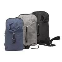 Para quem ama praticidade no dia a dia, essa mochila de ombro de 6 litros é a escolha perfeita. Feita em nylon resistente à água, ela é compacta e super funcional. O compartimento principal vem com um bolso interno para manter tudo no lugar, e o bolso frontal com fechamento por cordão deixa o acesso bem fácil. Ideal para quem gosta de praticidade sem abrir mão de um visual mais casual. 