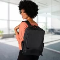 Mochila de Nylon 21L  Descrição: Mochila de nylon 21 litros com dois compartimentos, sendo o principal com bolso para notebook 15,6. Com divisórias internas para acessórios, a mochila possui bolsos laterais, suporte externo usb, duas alças de mãos e alça para engate em malas de viagem.  Altura :  44 cm  Largura :  31 cm  Profundidade :  15 cm  Medidas aproximadas para gravação (CxL):  24 cm x 16 cm  Peso aproximado (g):  733