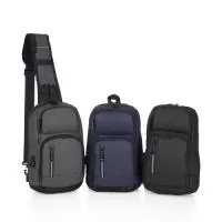 Mochila de ombro 10 litros em couro sintético resistente à água com seis compartimentos, sendo dois deles exclusivos para cartões e proteção contra furto. Contém suporte externo usb, bolso para tablet 9, bolsos internos, faixa refletiva e revestimento costado espumado.