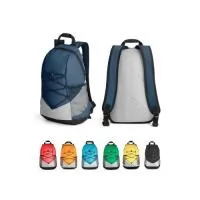 Mochila em 600D com bolsos laterais em tela mesh e bolso interior. Parte posterior e alças almofadadas. Capacidade até 15 L. 250 x 420 x 180 mm