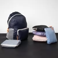 Mochila dobrável, resistente a água de 23 litros. Feita em nylon, ela se transforma em um estojo compacto. Ao ser aberta, vira uma mochila espaçosa com dois compartimentos, sendo o principal para notebooks de até 14 polegadas, bolsos laterais em malha e um bolso frontal.  Altura : 40 cm Largura : 28 cm Profundidade : 21 cm Peso aproximado (g): 188