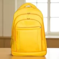 MOCHILA 49X34X19CM EM TECIDO OXFORD PVC E FORRO  INTERNO EM NYLON 210. 3 BOLSOS FRONTAIS COM ZÍPER; 2 BOLSOS LATERAIS ALÇA DE MÃO E OMBRO EM TELA SPENCER