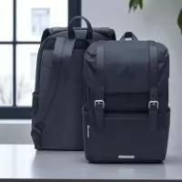 MOCHILA 36X50X13,5  EM POLIÉSTER 600 FORRADO  COM NYLON 240 ESTOFADO  COM ESPUMA PACK 4MM  ALÇA DE OMBRO COM ESPUMA , PORTA NOT BOOK 1BOLSO FRONTAL  COM ZÍPER 2 BOLSO LATERAL ,  1 ABERTURA PRINCIPAL ,  ACABAMENTO INTERNO EM  GORGORÃO BONEON 25MM  FECHAMENTO POR TAMPA